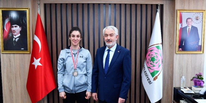 Başkan Başdeğirmen, Milli Boksörü altınla ödüllendirdi