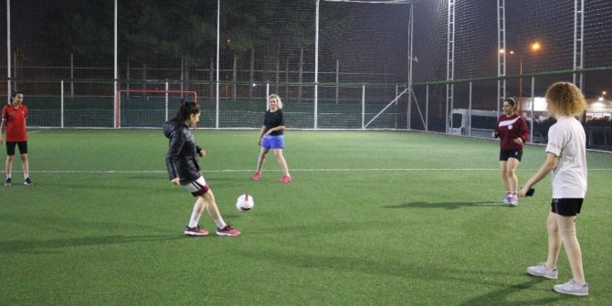 Futbol turnuvasında genç kızlar top koşturdu