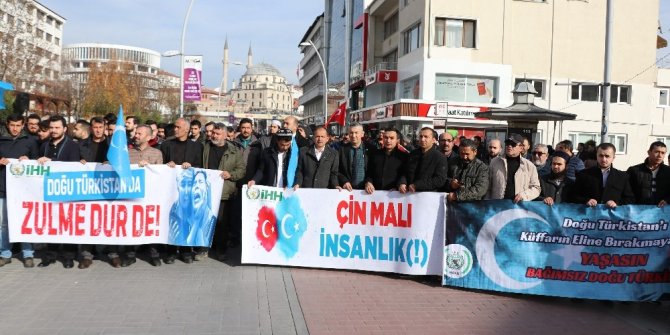 Bolu’da yüzlerce kişi Çin’i protesto etti