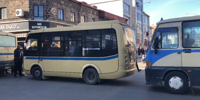 Kars’ta dolmuşçular yol kapattı, eylem yaptı
