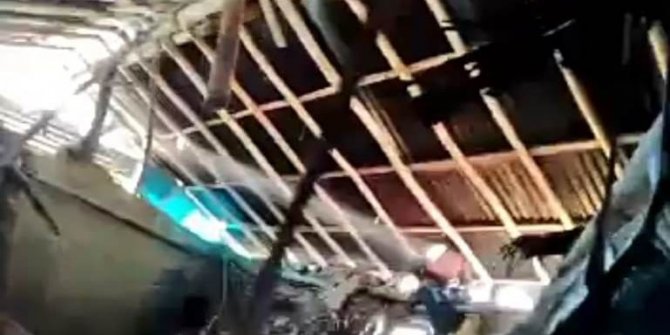 Van’da çöken ahırın altında kalan 22 küçükbaş hayvan kurtarıldı