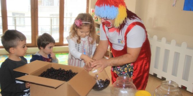 Çocuklar, palyaço ile sele zeytini yaptılar