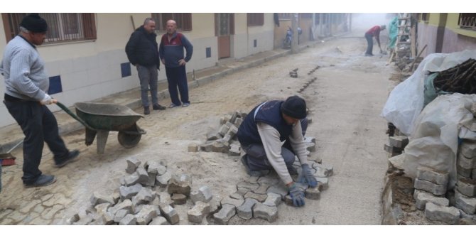 Turgutlu’da altyapı için kazılan yolların tadilatı hızlanıyor