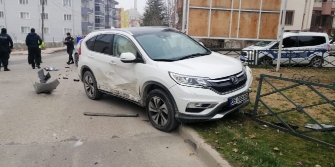 Bozüyük’te iki otomobil çarpıştı 3 yaralı