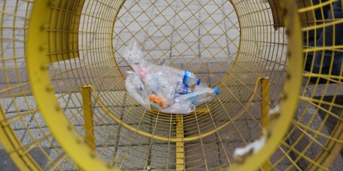 Pet şişe kafesleri caddelerde yerini alıyor