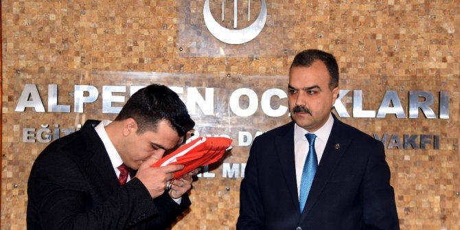 Alperen Ocaklarında bayrak değişimi