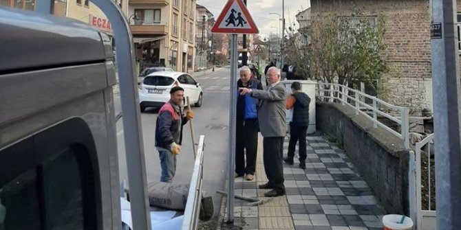 Okul önlerine öğrenci geçiş tabelası
