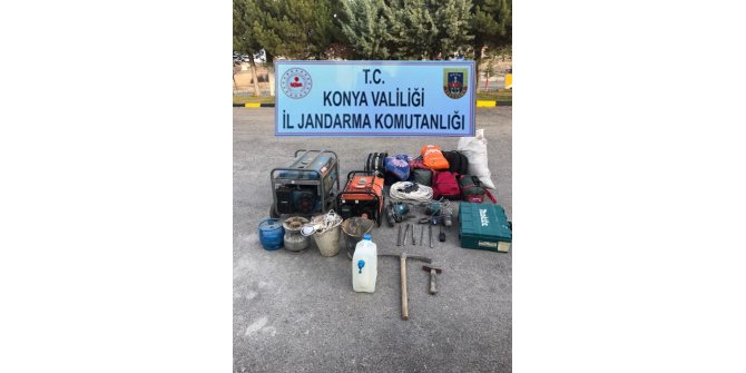 Kaçak kazı yaparken jandarmaya yakalandılar