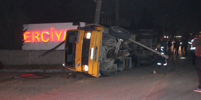 Kamyon yüksek gerilim direğine çarptı, bölge elektriksiz kaldı