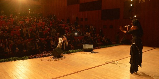 ABD’li şarkıcı Della Miles Eskişehir’de konser verdi