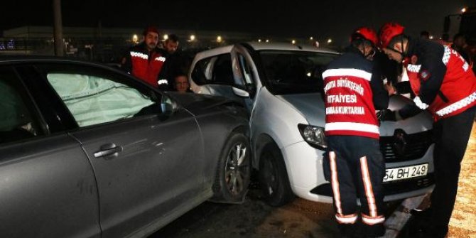 Sakarya'da iki otomobil kafa kafaya çarpıştı: 5 yaralı