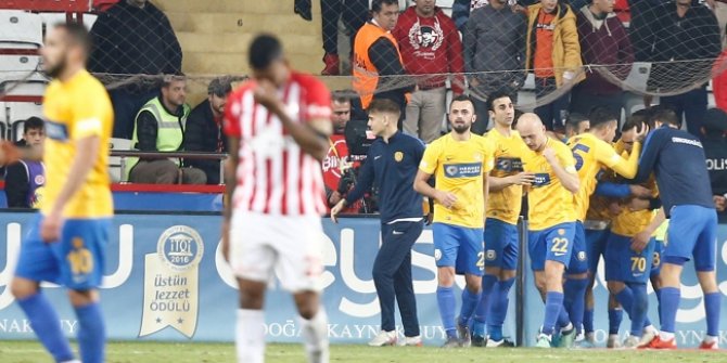 4 gollü maçta Antalyaspor 3 puandan oldu