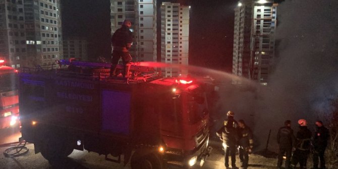 Kastamonu’da tek katlı ahşap ev yandı