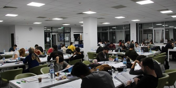 Kütüphanede ders çalışan öğrencilere sıcak çorba ikramı