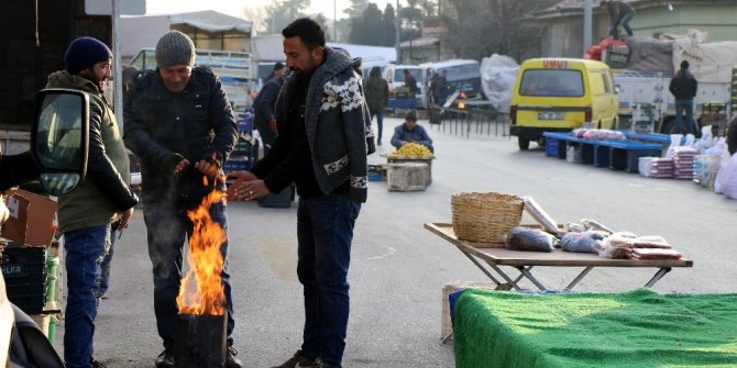 Pazarcılar soğuktan korunmak için soba kurdu
