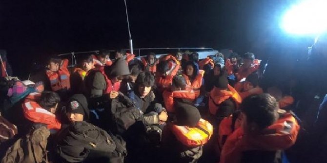 Balıkesir'de lastik botta 35 kaçak göçmen yakalandı