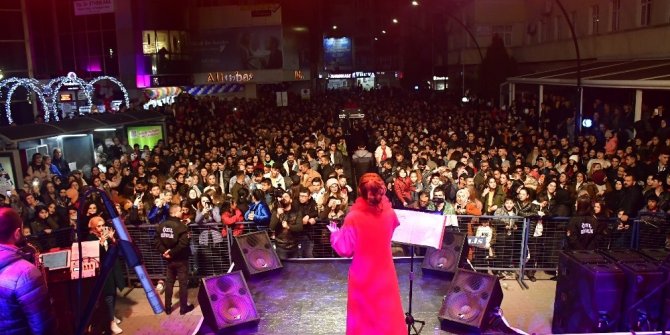 Biga’da alışveriş ve eğlence tüm hızıyla sürüyor
