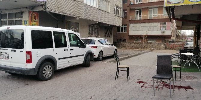 Yaslandığı demir korkuluk kırıldı, 2. kattan yere çakıldı