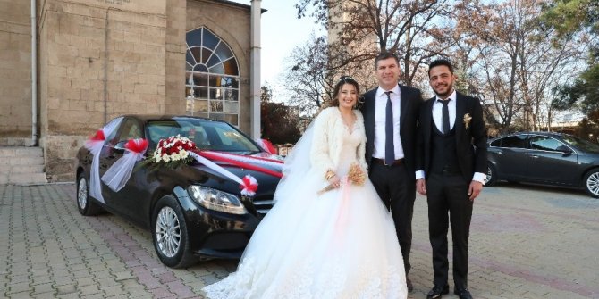 Sosyal medyadan Mercedes gelin arabası isteyen çifte başkandan sürpriz jest