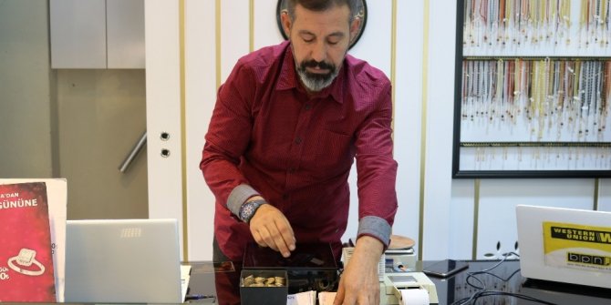Masasının üstüne para bırakıyor, ihtiyacı olan alıp gidiyor