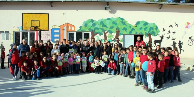 Kırsaldaki çocukların yüzü Kızılay ile gülüyor