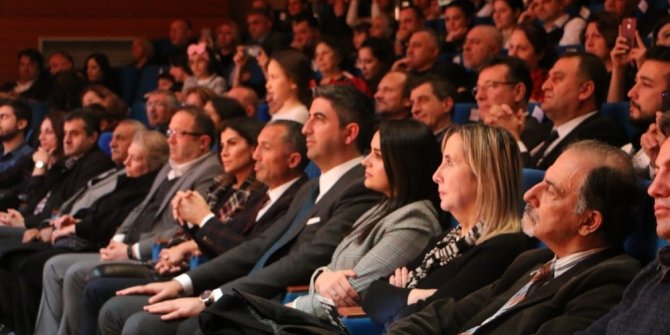 Orkestra şefi olan belediye başkanı heyecanlanınca renkli görüntüler oluştu