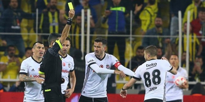 Derbide kartlar havada uçuşuyor