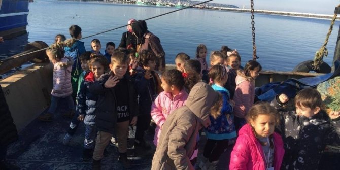 Minikler balık çeşitlerini balıkçılardan öğrendi