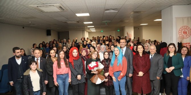 Şahin, kız öğrencilerle bir araya geldi