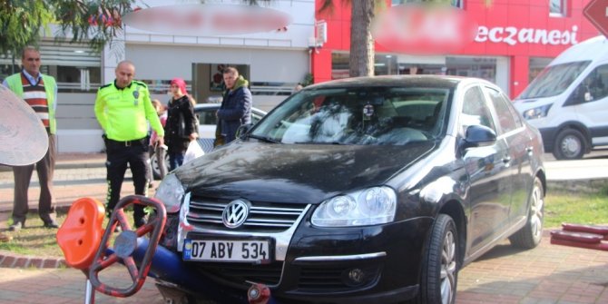 Fren yerine gaza basınca parktan içeri girdi, spor yapan kadına çarptı: 1 yaralı