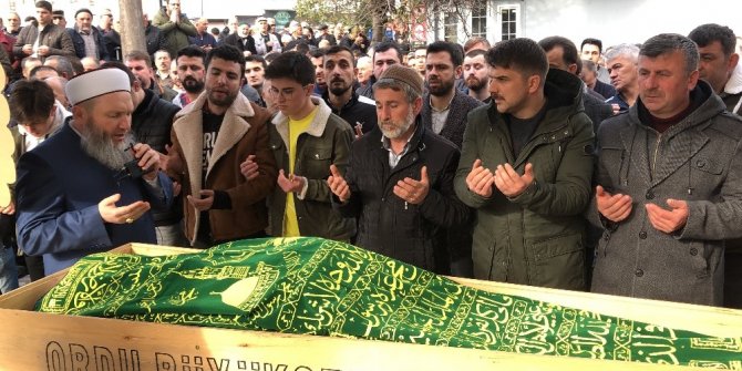 Uçakta rahatsızlanarak hayatını kaybeden genç son yolculuğuna uğurlandı