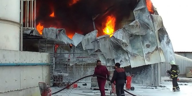 Kocaeli’de atık fabrikasının depo kısmı alev alev yandı