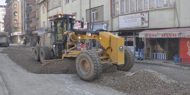 Yüksekova Belediyesi’nden stabilize yol çalışmaları devam ediyor