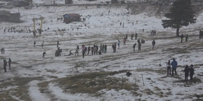 Uludağ’da tatilci çok, kar yok