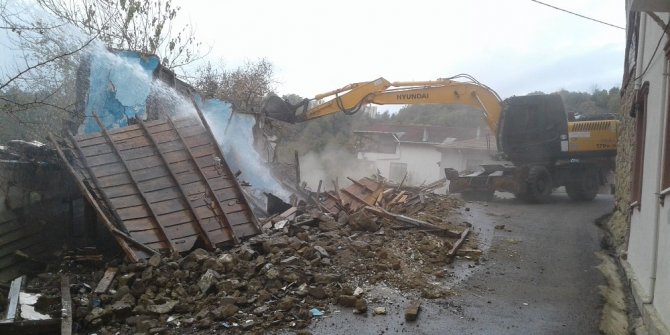 Gündoğdu ve Tavşantepe’de metruk binalar yıkıldı