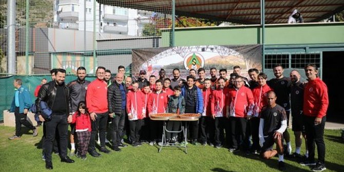 Özel sporcular Aytemiz Alanyaspor antrenmanını izledi