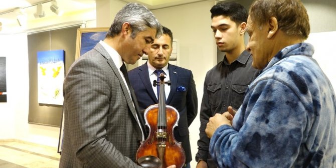 Sığla ağacından yapılan keman görücüye çıktı