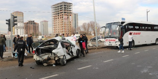 Nişanlı çifti trafik kazası ayırdı