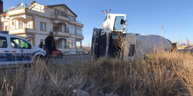 Ürgüp’te beton mikseri yan yattı
