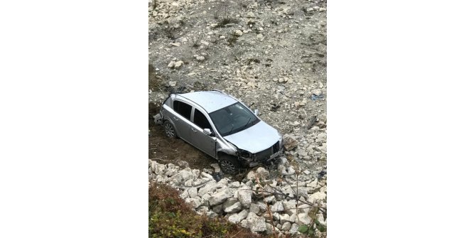 Türkeli’de otomobil şarampole uçtu: 2 yaralı