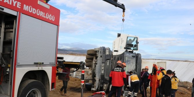 Bolu’da, devrilen kamyonda sıkışan sürücüyü itfaiye kurtardı