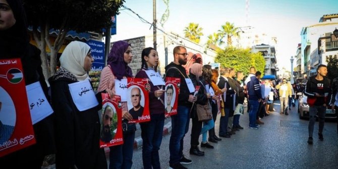 Filistinliler, İsrail hapishanelerindeki Filistinli mahkumlara destek için insan zinciri oluşturdu