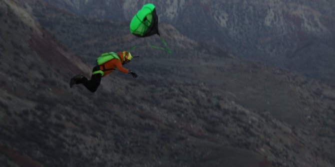 Ekstrem sporcular, bin 300 rakımlı Kaletül-Üstad tepesinden atladı