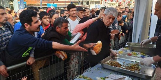 Festivalde balık-ekmek izdihamı