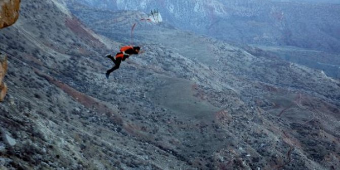 Aksiyon sporcuları, Siirt'te 1300 rakımlı tepeden atladı