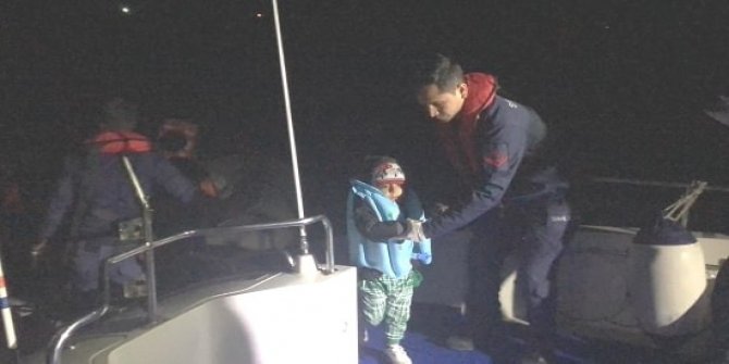 Botları sürüklenen kaçak göçmenleri Sahil Güvenlik ekibi kurtardı