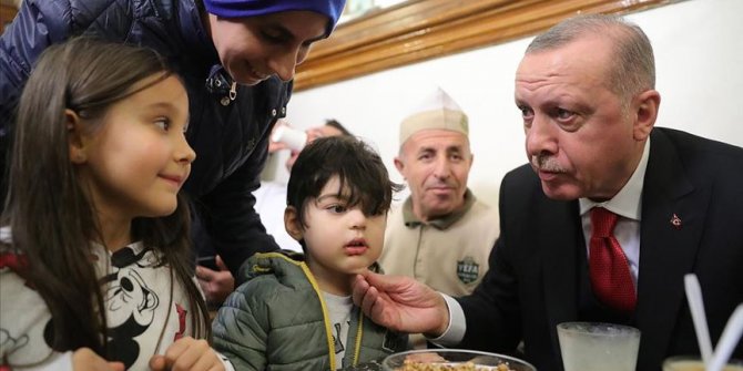 Cumhurbaşkanı Erdoğan vatandaşlarla boza içti