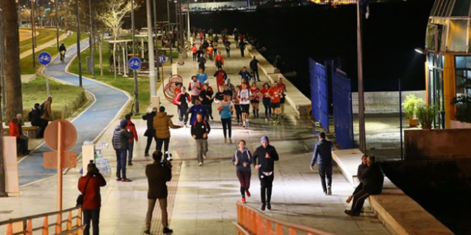 İzmir'de "en uzun gece" koşusu düzenlendi