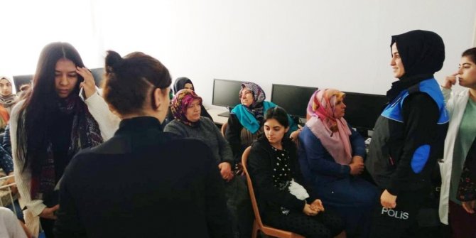 Polis mahalle mahalle gezerek "KADES"i yüklüyor