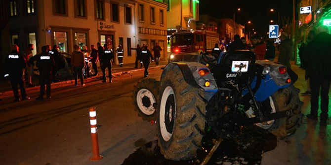 Balıkesir'de otomobil ile traktör çarpıştı: 5 yaralı